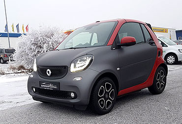 Dieser Smart war weiß-rot und hat ein neues Kleid in charcoal matt metallic bekommen.